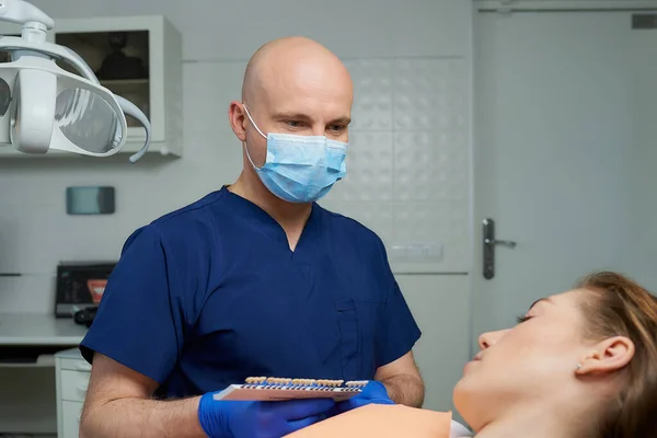 Ein Zahnarzt Mittleren Alters Wählt Für Eine Patientin Vor Einer — Stockfoto