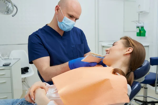 Dentista Calvo Mediana Edad Elige Tono Dental Para Una Paciente — Foto de Stock