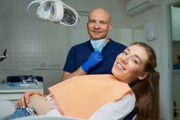 Dentista Calvo Bajó Mascarilla Médica Cerca Una Paciente Sentada Silla —  Fotos de Stock