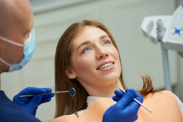 Eine Lächelnde Frau Die Von Einem Männlichen Zahnarzt Einer Medizinischen — Stockfoto