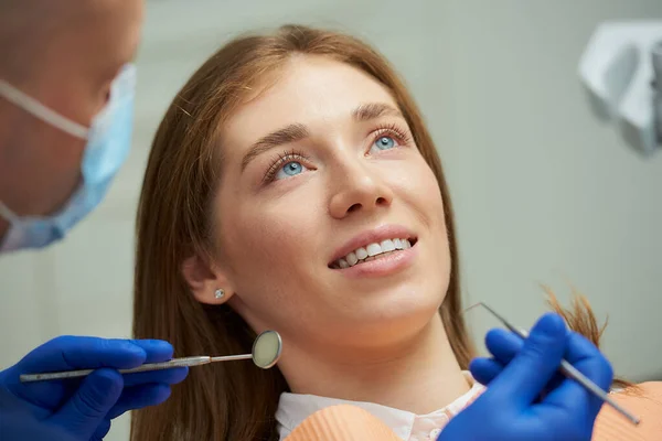 Una Bella Mujer Sonriente Siendo Examinada Por Dentista Una Máscara — Foto de Stock