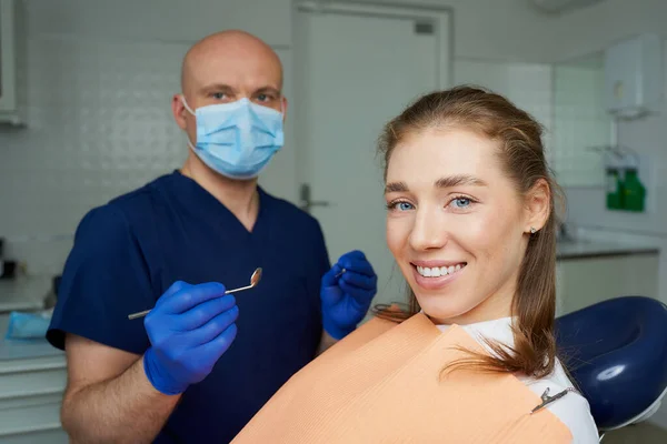 Zahnarzt Mit Medizinischer Gesichtsmaske Hält Einen Zahnspiegel Und Einen Zahnärztlichen — Stockfoto