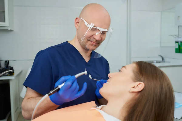 Seorang Dokter Gigi Tua Botak Yang Bahagia Dalam Perisai Wajah — Stok Foto