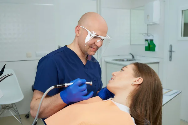 Odontólogo Calvo Sonriente Mediana Edad Escudo Facial Médico Comenzó Tratar — Foto de Stock