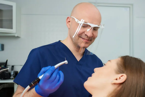 Odontólogo Calvo Sonriente Mediana Edad Escudo Facial Médico Comenzó Tratar — Foto de Stock