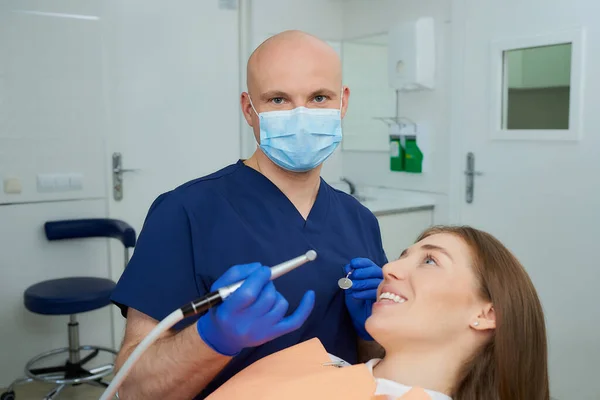 Dentista Con Una Máscara Facial Médica Sostiene Espejo Dental Perfora — Foto de Stock