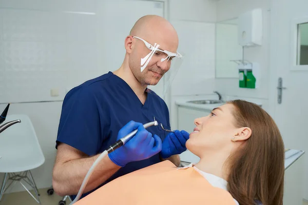 Dentista Escudo Facial Médico Sostiene Espejo Dental Perfora Antes Procedimiento — Foto de Stock
