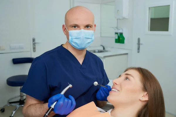 Dentista Con Una Mascarilla Médica Sosteniendo Espejo Dental Taladro Posa — Foto de Stock