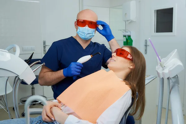 Tandarts Een Medisch Gezichtsmasker Controleert Bescherming Bril Het Houden Van — Stockfoto