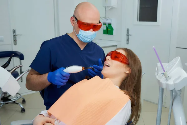 Dentista Con Una Mascarilla Médica Gafas Protección Que Sostiene Una — Foto de Stock