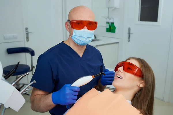 Tandläkare Medicinsk Ansiktsmask Och Skyddsglasögon Poserar Med Dentala Polymerisering Ljus — Stockfoto