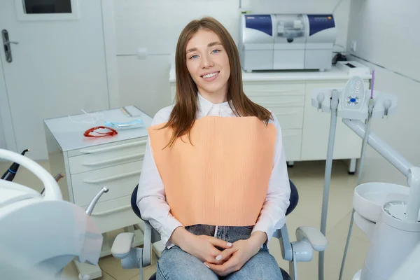 Una Joven Feliz Está Sentada Silla Dental Una Paciente Femenina — Foto de Stock