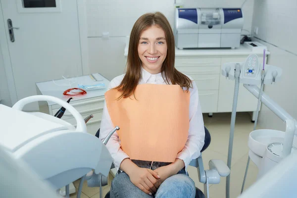 Eine Hübsche Junge Frau Sitzt Zahnarztstuhl Eine Patientin Zeigt Ihr — Stockfoto