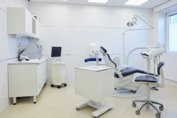 Nuevo Interior Consultorio Dental Con Muebles Blancos Azules Silla Dental — Foto de Stock