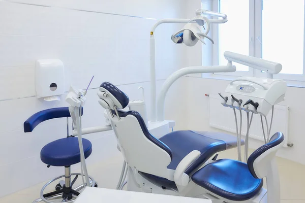 Nuevo Interior Consultorio Dental Con Muebles Blancos Azules Silla Dental — Foto de Stock