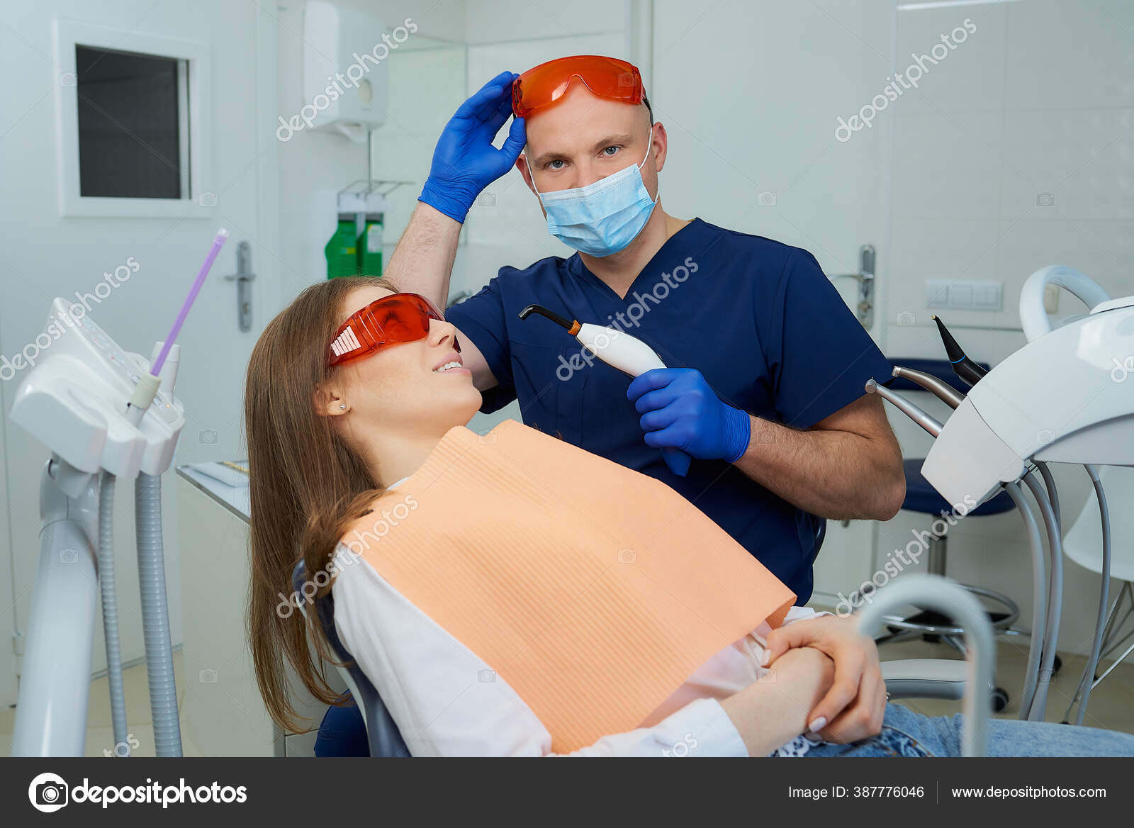 Ein Zahnarzt Mit Medizinischer Gesichtsmaske Und Schutzbrille Halt Ein Zahnarztliches Stockfoto C Minchanin 387776046