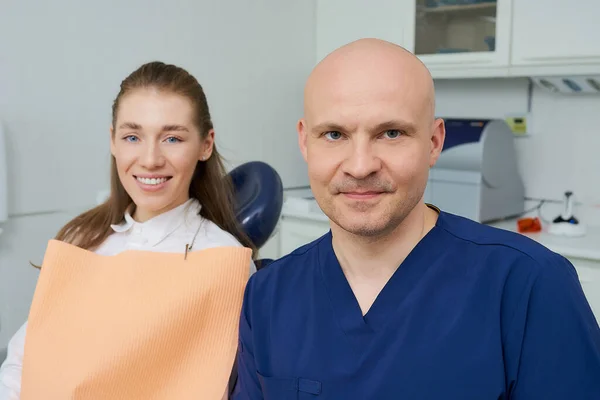 Dentista Calvo Mediana Edad Una Paciente Muy Sonriente Están Posando —  Fotos de Stock