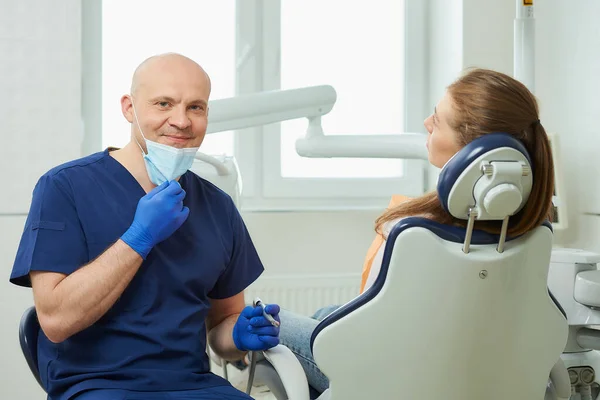 Dentista Calvo Mediana Edad Con Uniforme Azul Marino Bajó Mascarilla — Foto de Stock