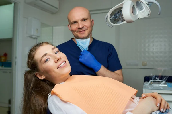 Dentista Bajó Mascarilla Médica Cerca Colocar Una Paciente Sonriente Silla — Foto de Stock
