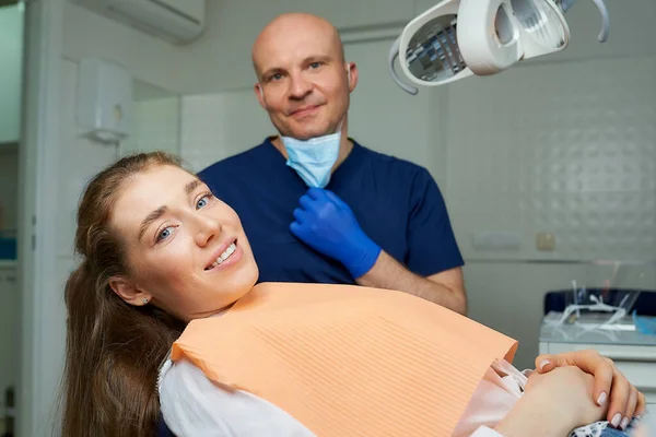 Dentysta Obniżył Maskę Medyczną Pobliżu Leżącej Pacjentki Krześle Dentystycznym Lekarz — Zdjęcie stockowe