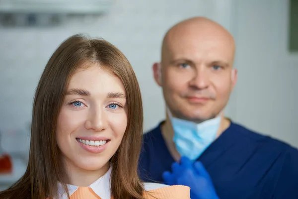 Una Joven Sonriente Con Calvo Dentista Mediana Edad Consultorio Dentista — Foto de Stock