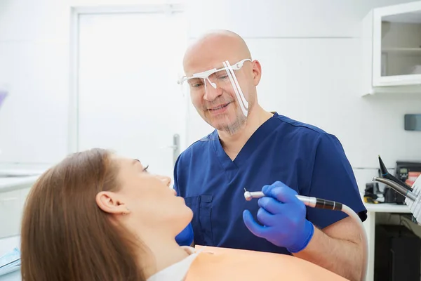 Odontólogo Calvo Sonriente Mediana Edad Escudo Facial Médico Comenzó Tratar — Foto de Stock