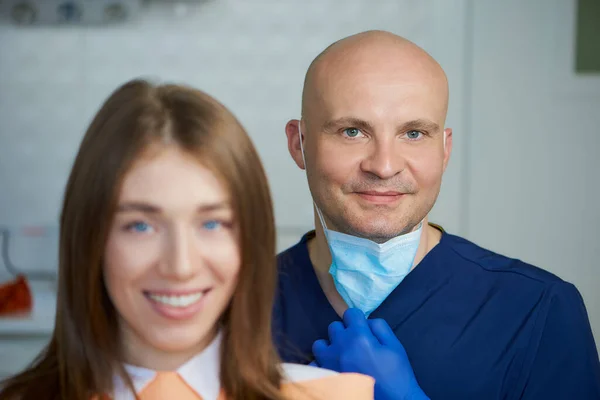 Dentista Calvo Sonriente Mediana Edad Junto Con Joven Paciente Consultorio — Foto de Stock