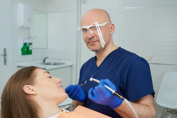Dentista Calvo Escudo Facial Médico Sostiene Espejo Dental Perfora Cerca — Foto de Stock