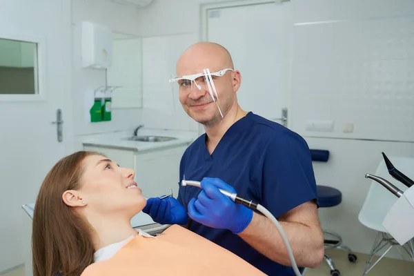 Dentista Sonriente Escudo Facial Médico Sostiene Espejo Dental Perfora Cerca — Foto de Stock