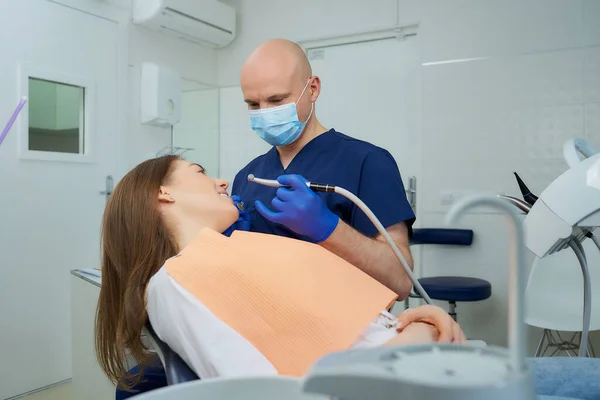 Tandläkare Medicinsk Ansiktsmask Håller Tandspegel Och Borrar Nära Liggande Ung — Stockfoto