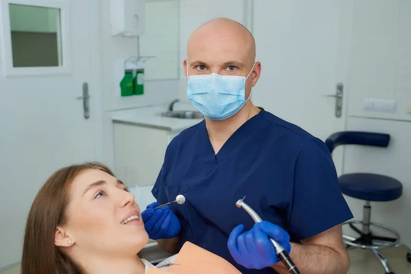 Dentista Con Una Mascarilla Médica Sosteniendo Espejo Dental Taladro Antes — Foto de Stock