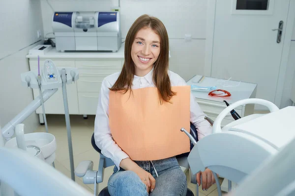 Szczęśliwa Młoda Kobieta Zrelaksowana Krześle Dentystycznym Pacjentka Demonstruje Swój Doskonały — Zdjęcie stockowe