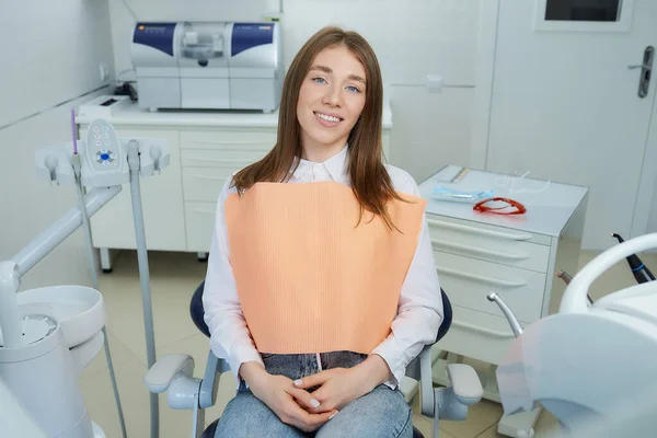 Eine Glückliche Junge Frau Sitzt Zahnarztstuhl Eine Patientin Zeigt Ihr — Stockfoto