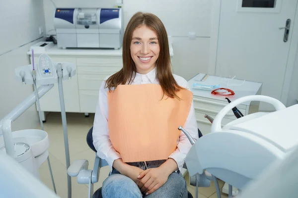 Eine Hübsche Junge Frau Sitzt Zahnarztstuhl Eine Patientin Zeigt Ihr — Stockfoto