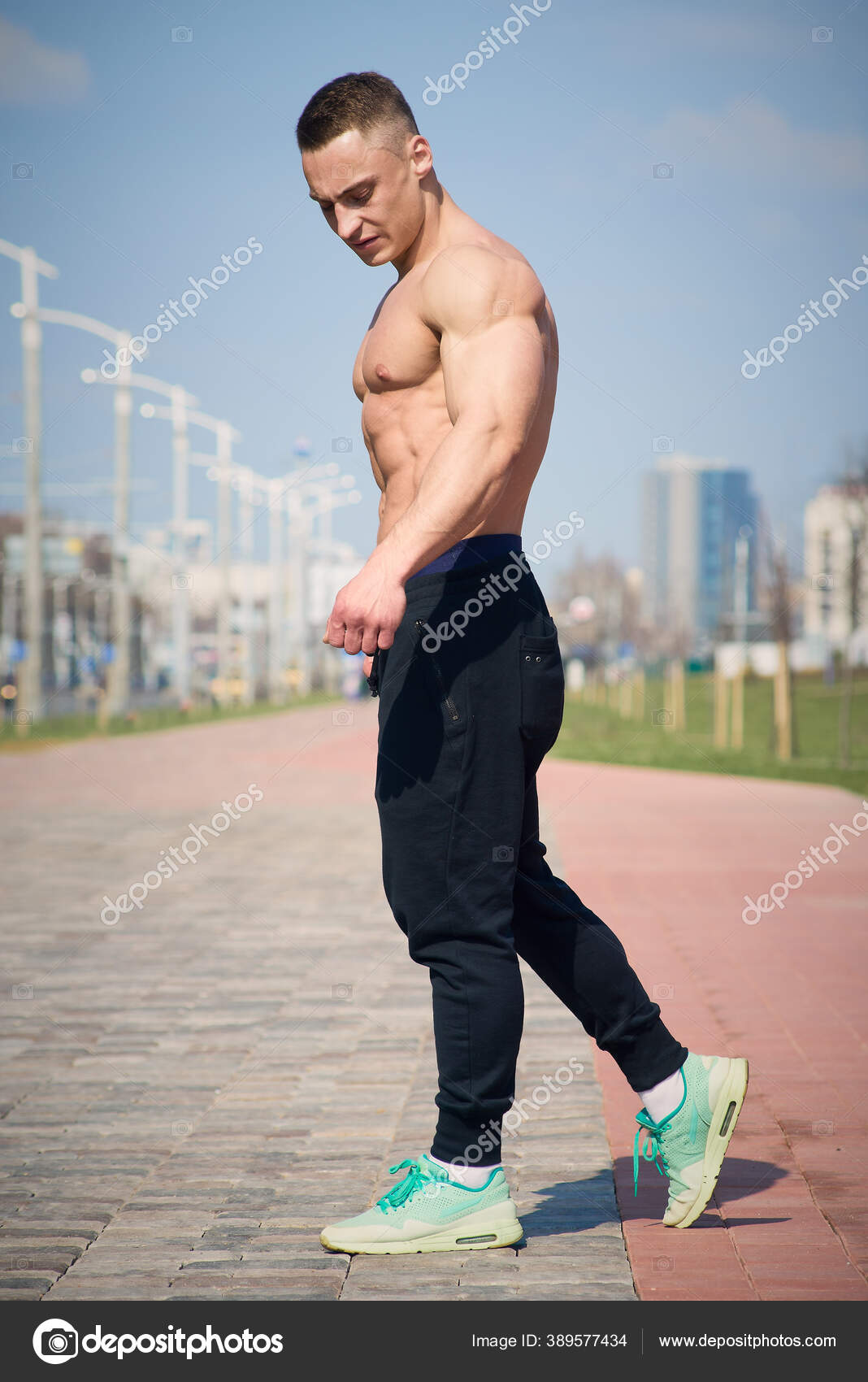 Svalnatý Muž Bez Trička Pózuje Široké Ulici Celé Délce Roztrhaný — Stock  Fotografie © Minchanin #389577434