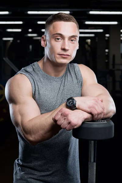 Ein Muskulöser Mann Einem Grauen Ärmellosen Hemd Posiert Angelehnt Eine — Stockfoto