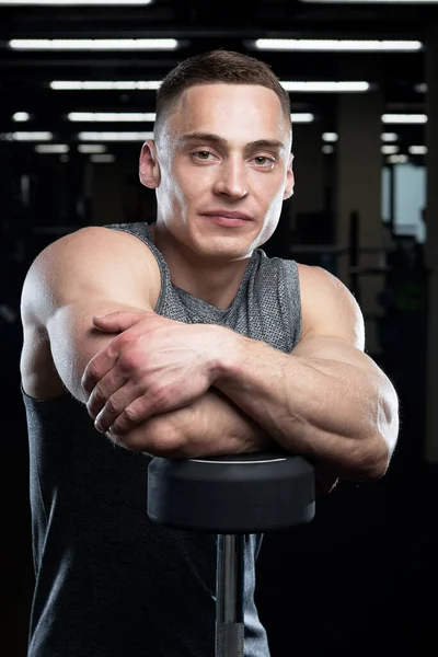 Ein Muskulöser Mann Einem Grauen Ärmellosen Hemd Posiert Angelehnt Eine — Stockfoto