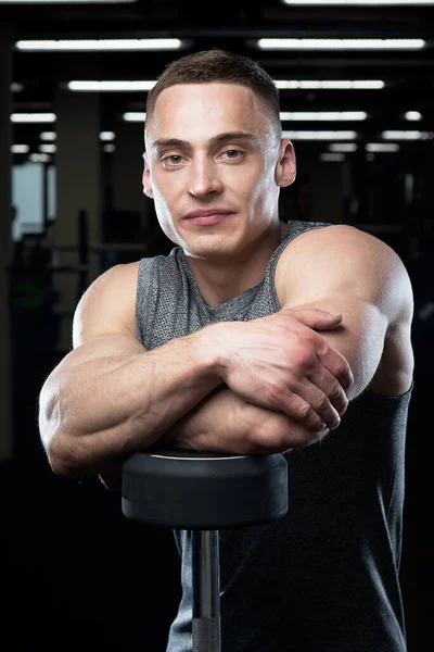 Ein Muskulöser Mann Einem Grauen Ärmellosen Hemd Posiert Angelehnt Eine — Stockfoto