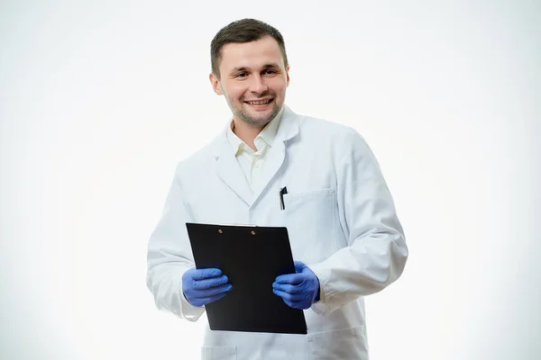 Médico Caucasiano Feliz Jaleco Branco Luvas Médicas Descartáveis Azuis Está — Fotografia de Stock