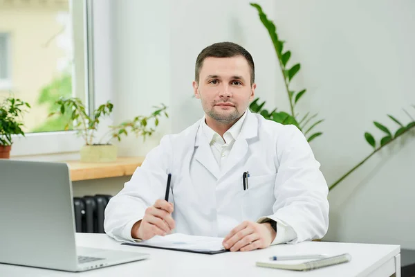 Médico Caucásico Con Una Bata Blanca Laboratorio Está Posando Cerca —  Fotos de Stock