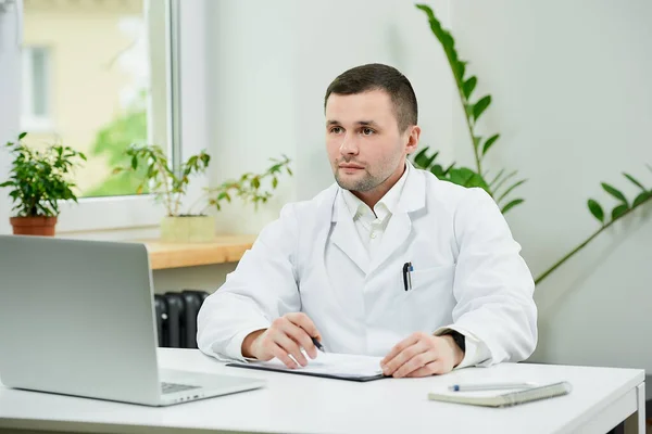 Médico Con Una Bata Blanca Laboratorio Está Escuchando Paciente Una —  Fotos de Stock