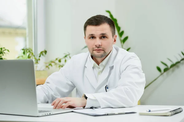 Médico Caucásico Serio Con Una Bata Blanca Laboratorio Distrajo Mientras —  Fotos de Stock