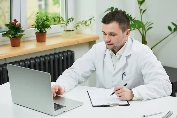 Médico Caucásico Serio Con Una Bata Blanca Laboratorio Está Escuchando — Foto de Stock