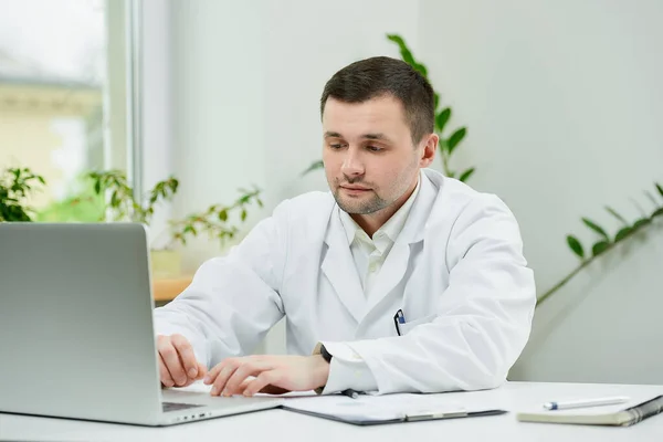 Médecin Caucasien Sérieux Blouse Blanche Entre Les Antécédents Médicaux Patient — Photo