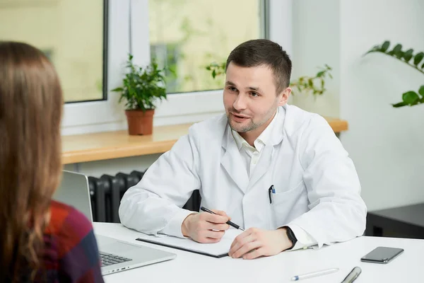 Médico Caucásico Con Una Bata Blanca Laboratorio Está Sentado Escritorio — Foto de Stock