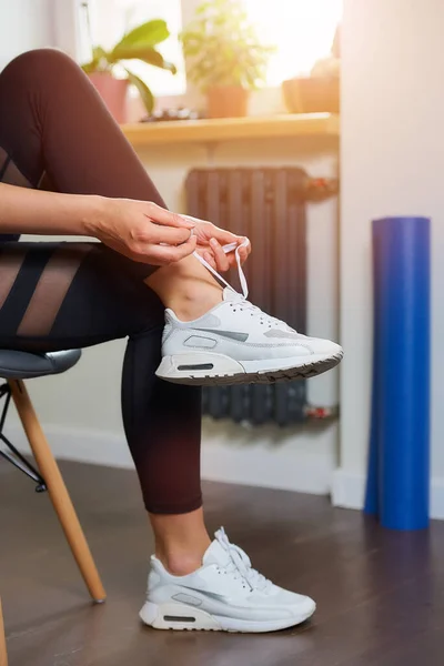 Una Foto Cercana Las Manos Las Piernas Una Chica Deportiva —  Fotos de Stock