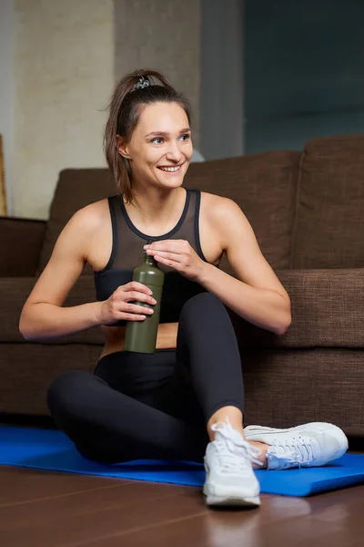 Sportowa Dziewczyna Czarnym Kombinezonie Treningowym Uśmiecha Się Otwiera Zieloną Aluminiową — Zdjęcie stockowe