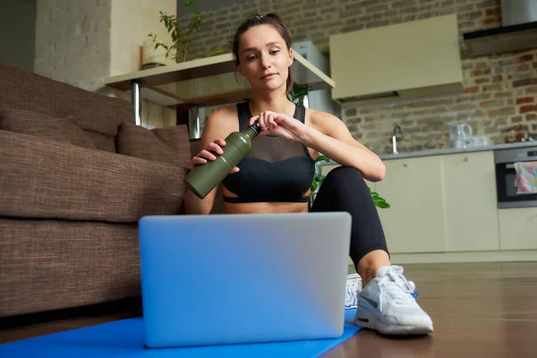 Ein Sportliches Mädchen Schwarzen Trainingsanzug Öffnet Eine Flasche Während Sie — Stockfoto