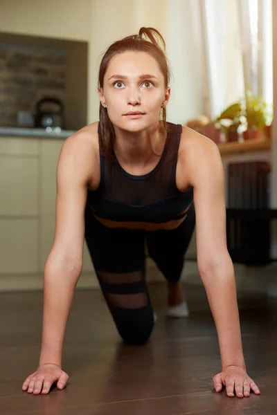 Sportowa Dziewczyna Czarnych Obcisłych Spodniach Treningowych Top Relaksuje Się Robieniu — Zdjęcie stockowe