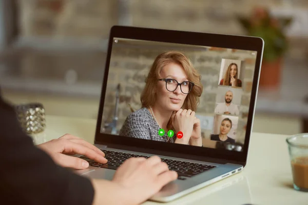 Bärbar Skärm Utsikt Över Kvinnas Axel Dam Diskuterar Affärer Med — Stockfoto